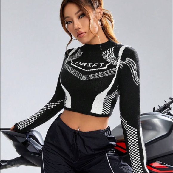 Letter Pattern Mock Neck Crop Sweater - Picture 3 of 4